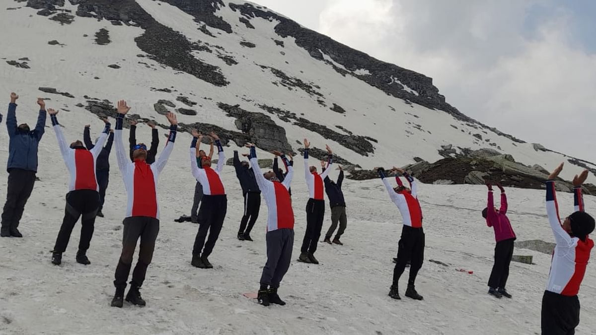 Central Ski Team of ITBP perform yoga at an altitude of 14,000 ft in snow to celebrate the International Day of Yoga, near Rohtang Pass. Credit: Twitter/ITBP_official