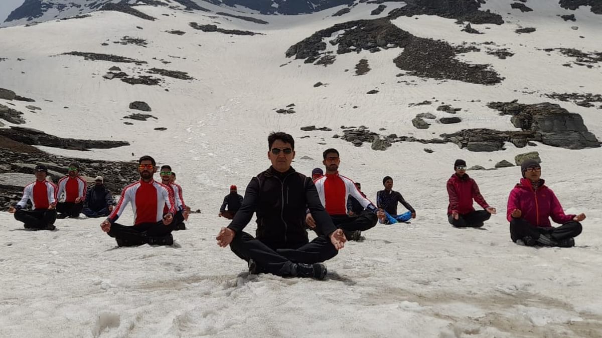 Himveers of Indo-Tibetan Border Police (ITBP) participate in a Yoga session at 14,000 feet in snow conditions in Himachal Pradesh. Credit: Twitter/ITBP_official