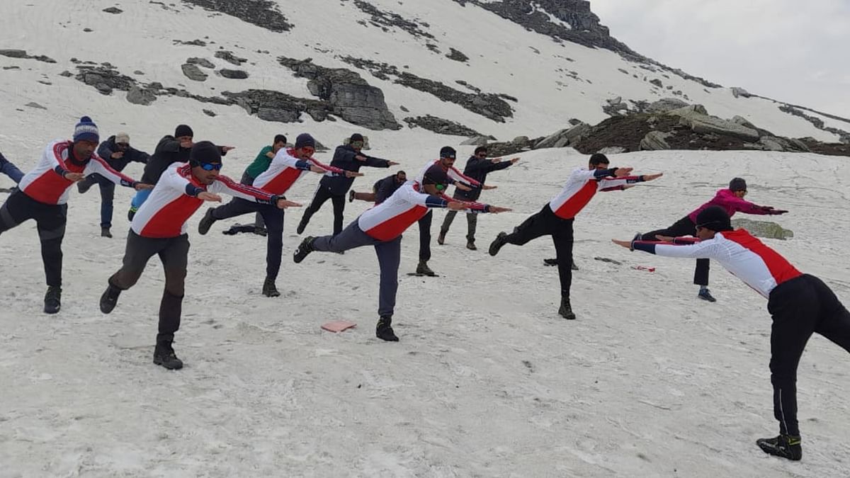 ITBP personnel perform yoga in sub-zero temperature locations. Credit: Twitter/ITBP_official