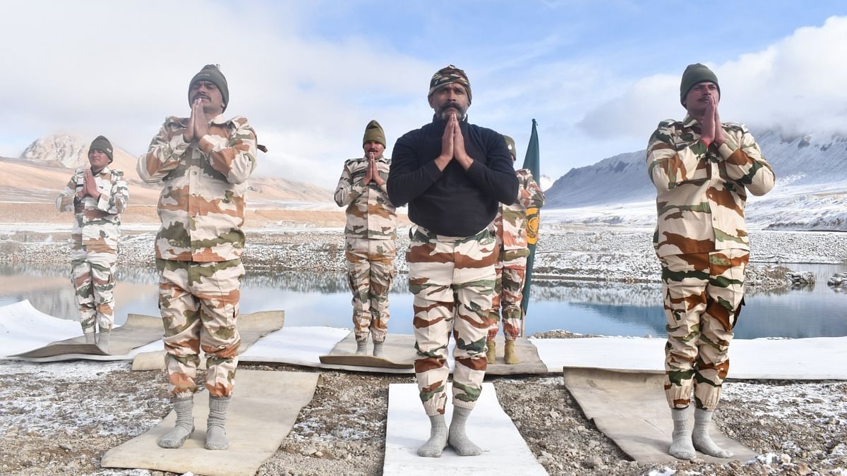 ITBP personnel practice yoga at an altitude of 17000 ft to celebrate the International Day of Yoga, in Ladakh. Credit: Twitter/ITBP_official