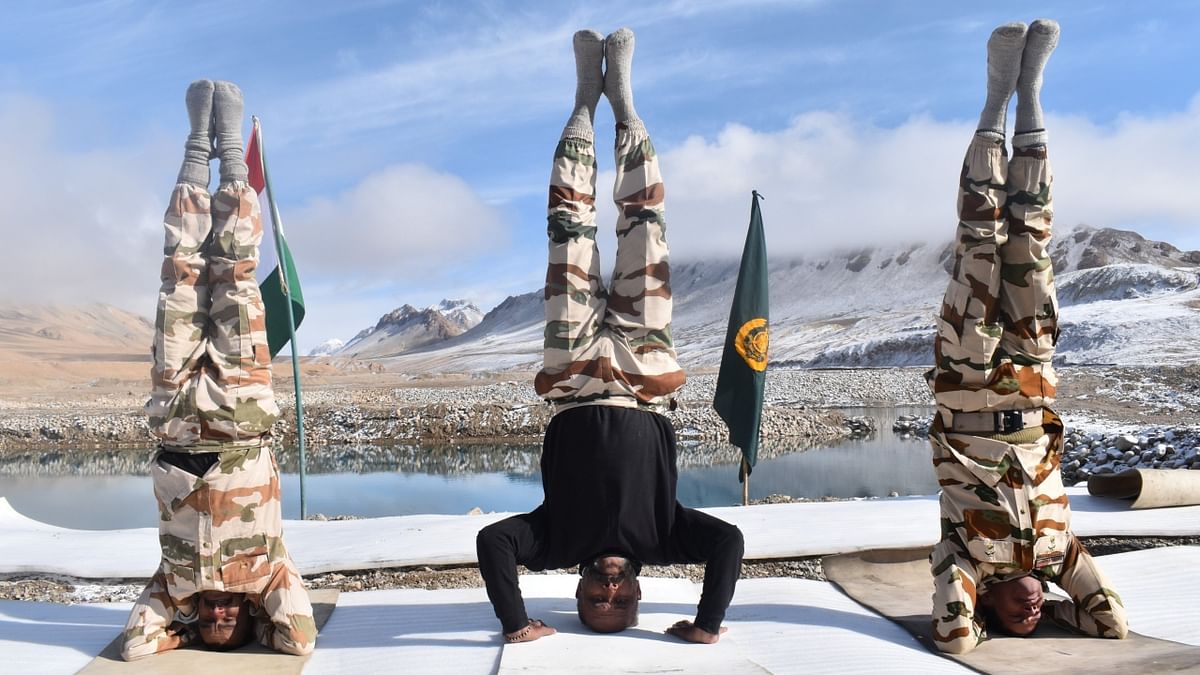 ITBP personnel are seen performing Shirshasana. Credit: Twitter/ITBP_official