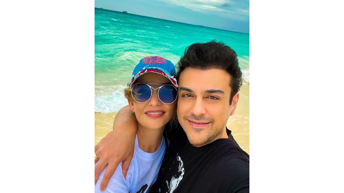 Adnan Sami clicks a selfie with his wife while holidaying in the Maldives. Credit: Instagram/adnansamiworld
