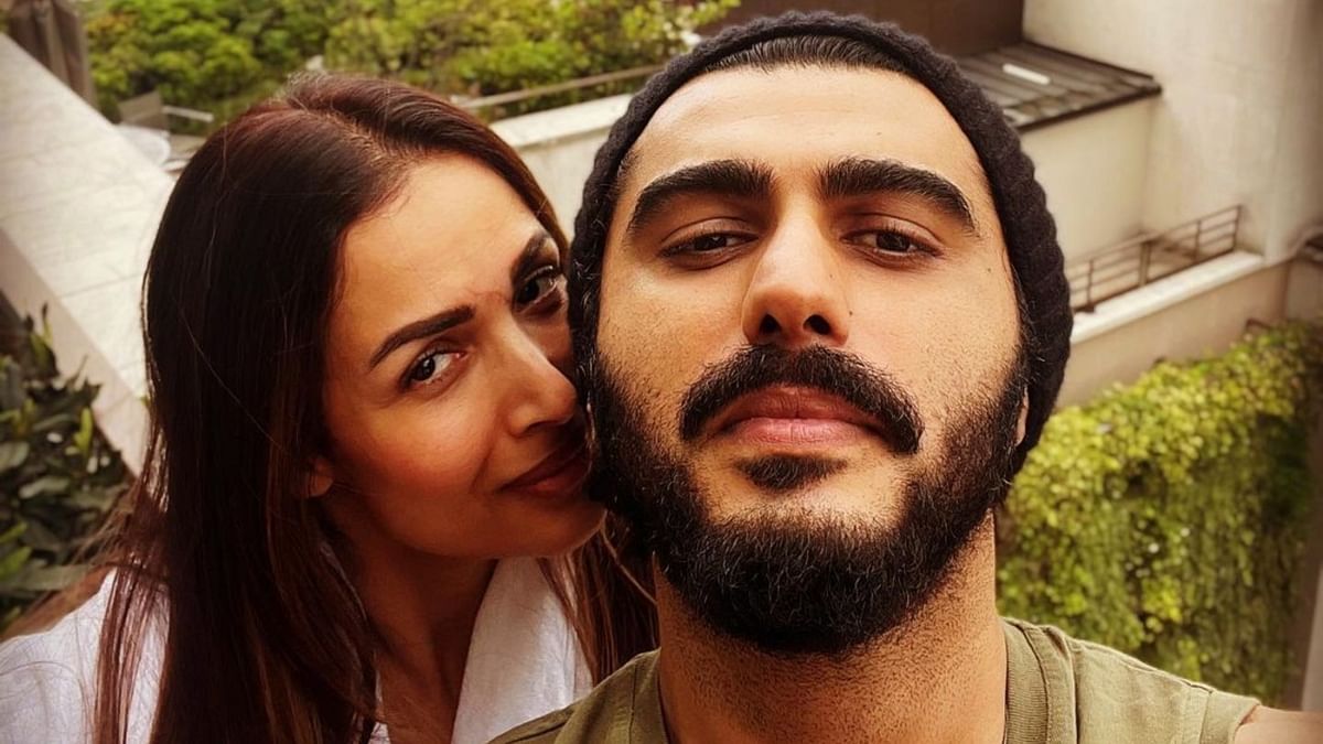 An adorable picture of Malaika Arora and Arjun Kapoor from their Paris vacation. Credit: Instagram/arjunkapoor