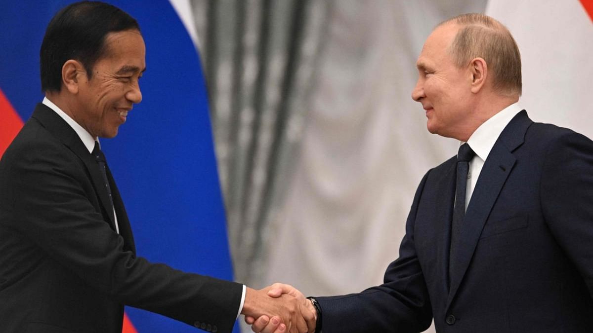 Russian President Vladimir Putin (R) shake hands with Indonesia's President Joko Widodo after press conference at the Kremlin in Moscow on June 30, 2022. Credit: AFP Photo