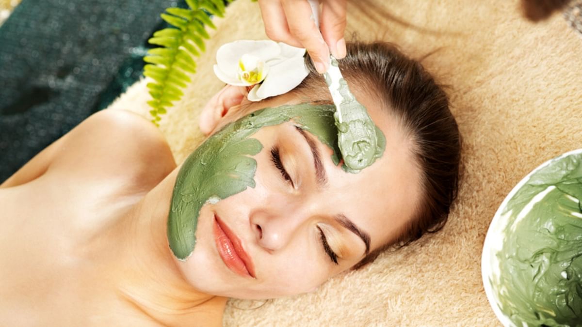 Clay mask: Using clay masks during monsoon can be a blessing for oily skin as it keeps the skin hydrated without causing excessive dryness. Clay masks can also help improve skin elasticity and offer a cooling effect at the same time. Along with this, clay masks also keep the oily skin soft and supple. Credit: Getty Images