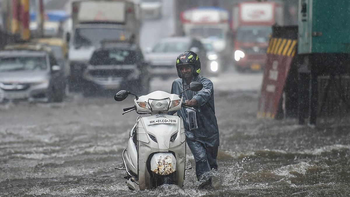 Heavy rains partially submerge Mumbai, daily life affected
