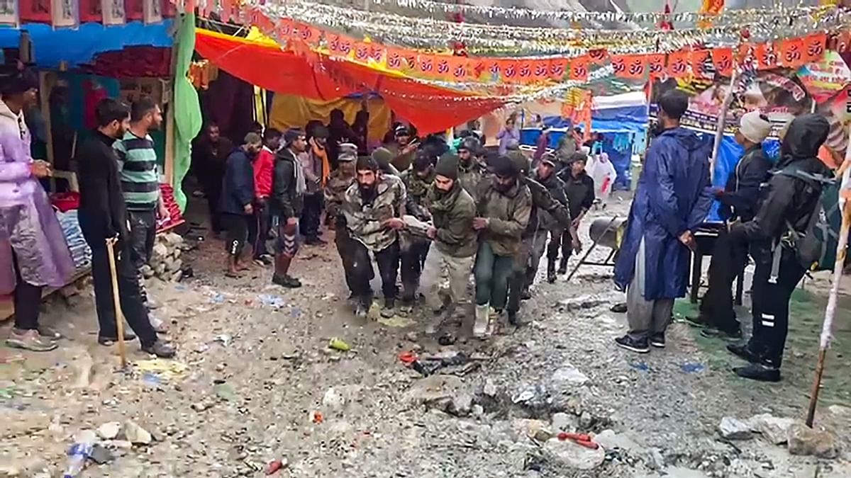 Army personnel carry out rescue work a day after flash floods triggered by a cloudburst, near the Amarnath cave shrine in J&K. Credit: Indian Army