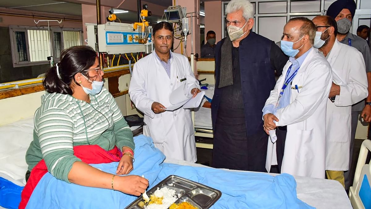 Lt Governor of J&K Manoj Sinha visits SKIMS hospital to enquire about health of pilgrims who were injured in yesterday's cloudburst at Amarnath. Credit: Twitter/OfficeOfLGJandK