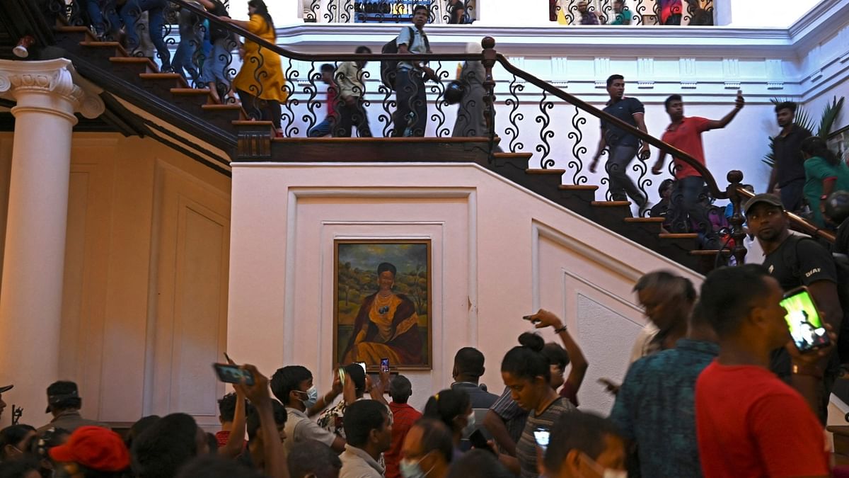 People crowd inside the Sri Lanka's presidential palace, in Colombo. Credit: AFP Photo
