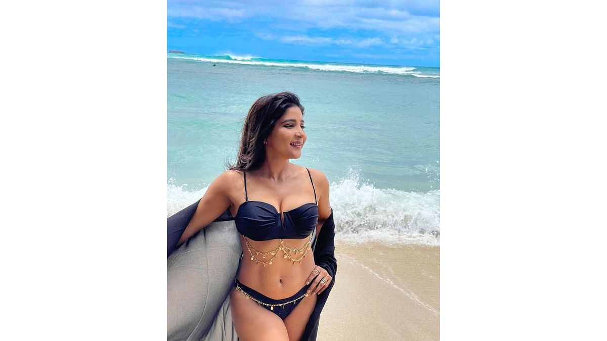 Sakshi looks stunningly sexy as she shows off her hot body in a black bikini while on a beach vacation. Credit: Instagram/iamsakshiagarwal