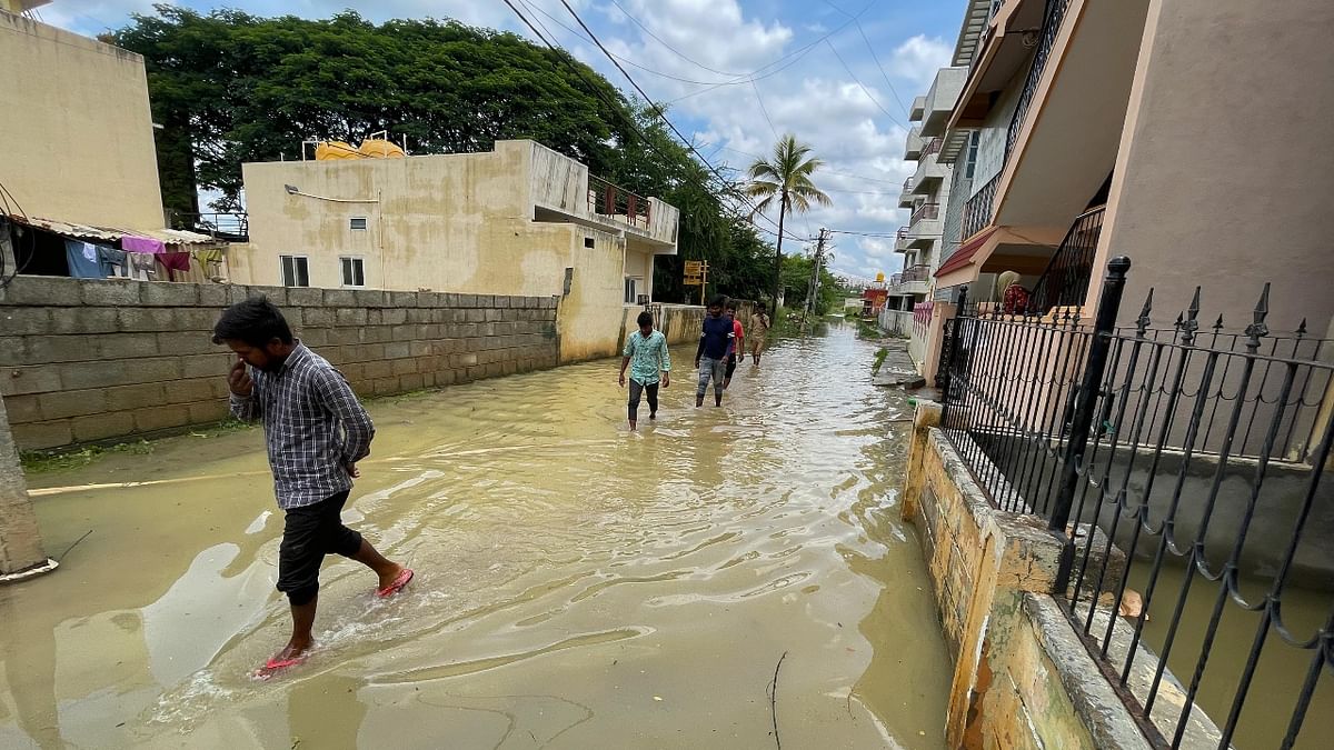 A fresh spell of rain lashed Bengaluru city flooding some low-lying areas and disrupting the traffic on August 02. Credit: Pushkar V/DH Photo