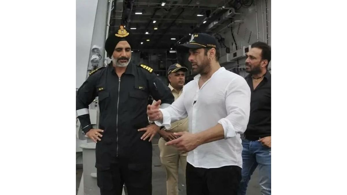 To pay an ode to the Armed Forces, Salman took a day off from his busy schedule and spent some time with the sailors in Vishakapatnam. Credit: Special Arrangement