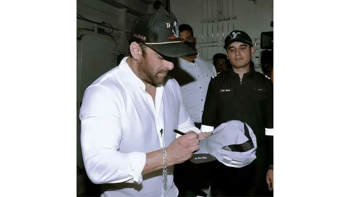 Salman soaked himself in the spirit of patriotism as he spent the day with the Indian Navy. Credit: Special Arrangement