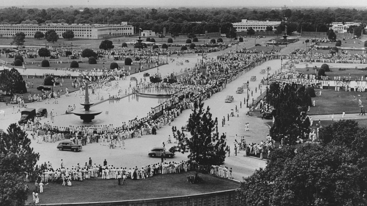 21 August, 1947: Crowds at New Delhi watching a motorcade on Independence Day. Credit: Photo by Fox Photos/Getty Images