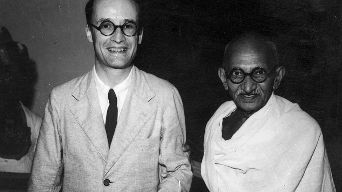 16 September, 1947: Mahatma Gandhi, with Lord Listowel, Secretary of State for Burma, at Government House, New Delhi. Their meeting took place shortly after Gandhi's fast, taken in protest to violent disturbances in Calcutta. Credit: Photo by Keystone/Getty Images