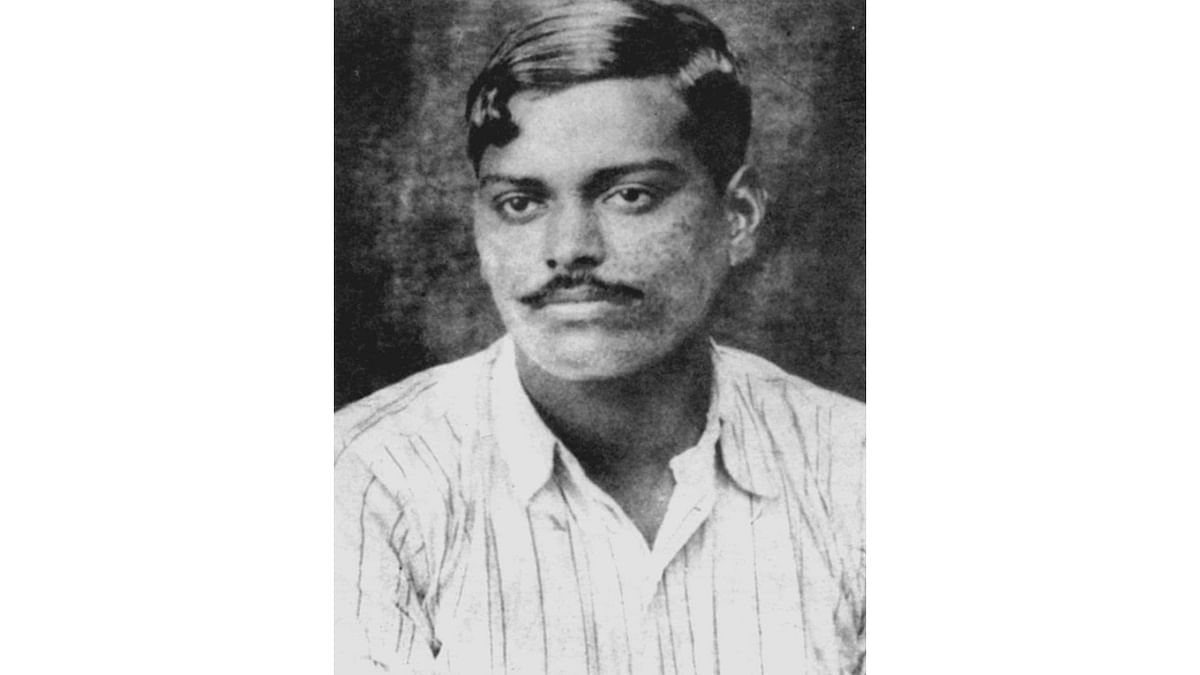 Dushman ki goliyon ka hum samna karenge, Azad hee rahein hain, Azad hee rahenge | Chandra Shekhar Azad participated in the non-cooperation movement. Six-year-old Chandra Shekhar was arrested in a demonstration. When asked about his name, residence and that of his father, he replied to the authorities, that his name was ‘Azad’ (free), his father’s name ‘Swatantrata’ (Freedom) and his residence as the prison cell. Credit: Wikimedia Commons