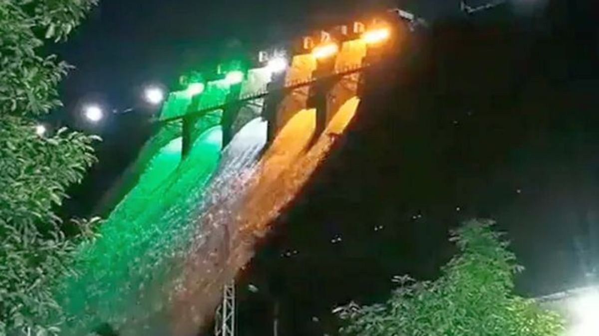 The Bhatsa Dam which supplies water to Mumbai has been lit up in the colours of the national flag. Credit: Twitter/MoHUA_India