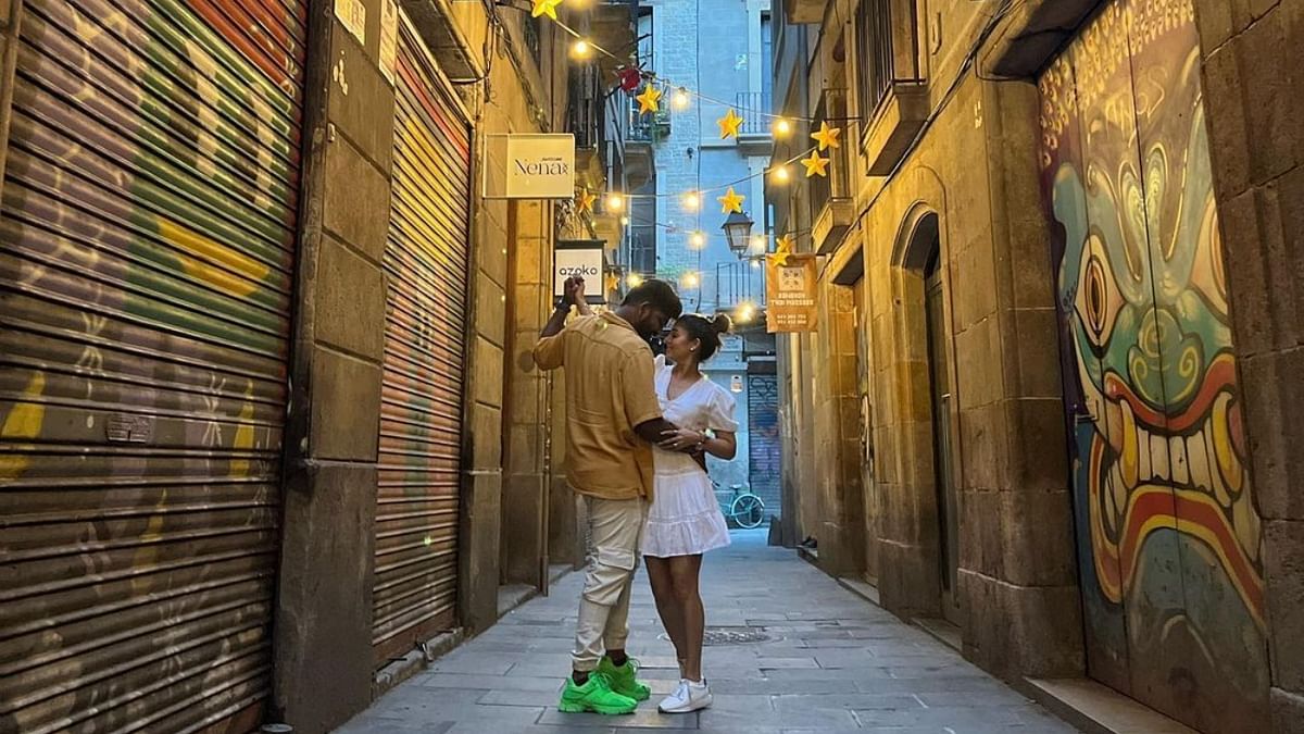 Vignesh Shivan and Nayanthara enjoying a romantic stroll on the streets of Spain. Credit: Instagram/wikkiofficial