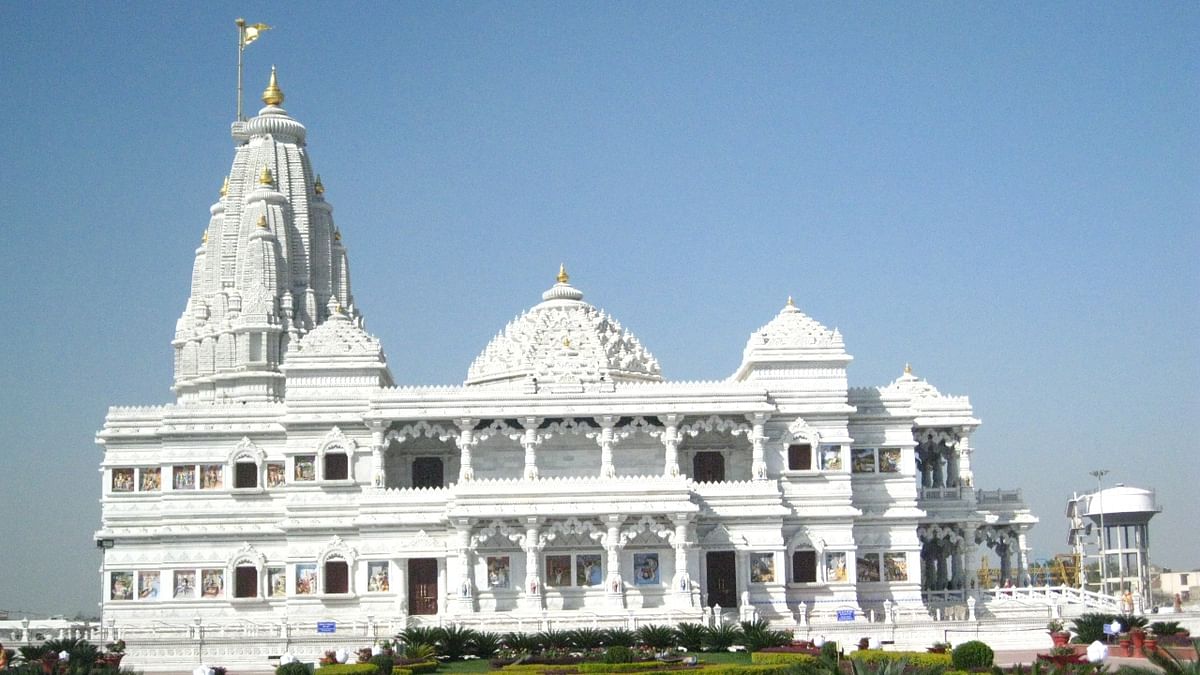 Prem Mandir: Located in the holy town of Vrindavan, Prem Mandir is one of the recently erected temples dedicated to Lord Krishna. Spread over 54-acres, this temple is a must visit spiritual destination for all the Krishna devotees. Credit: Wikipedia