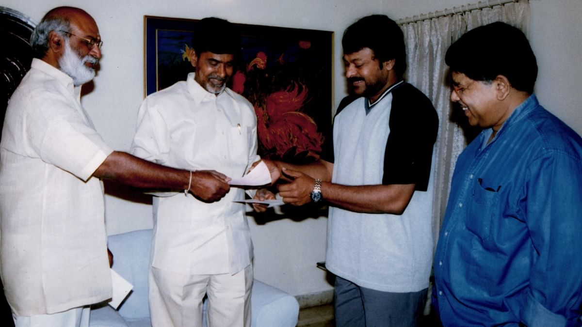 Chiranjeevi received a paycheck of 1.25 crore as remuneration in the 1992 film ‘Aapadbandhavudu’. Apparently, this was the first time when a Telugu actor was paid such a huge amount for acting in a movie. Credit: www.kchiranjeevi.com