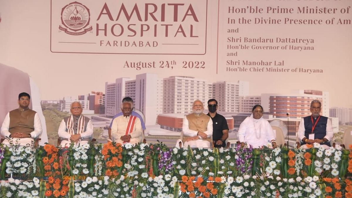 PM Modi with Mata Amritanandamayi, Haryana Governor Bandaru Dattatreya, Chief Minister Manohar Lal Khattar and others during the inauguration of Amrita Hospital, in Faridabad. Credit: Twitter/mlkhattar