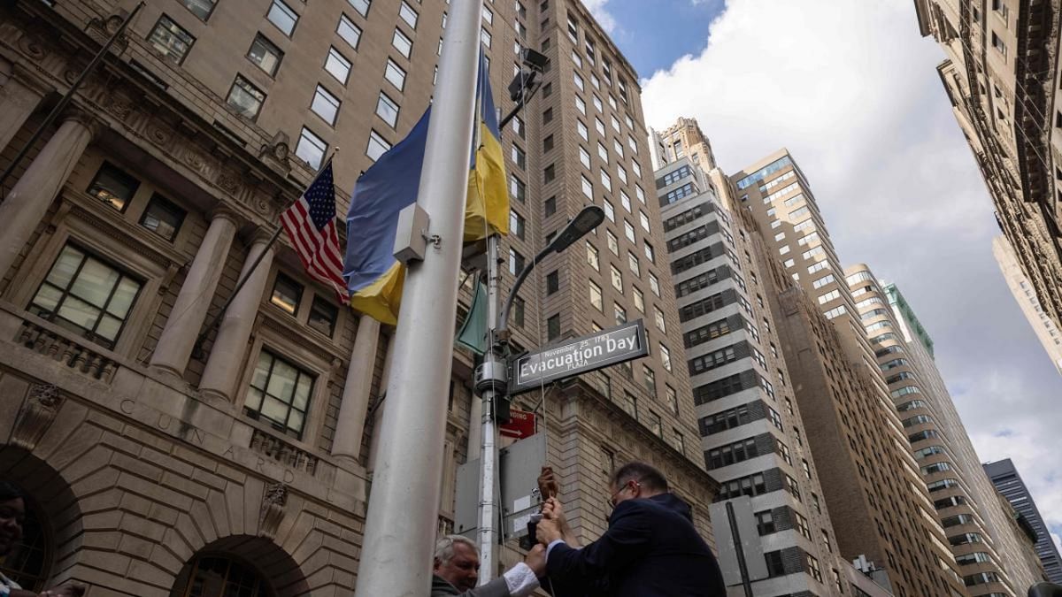 Participants raise Ukrainian flag during a press conference to celebrate Ukraine's Independence Day in New York. Credit: AFP Photo