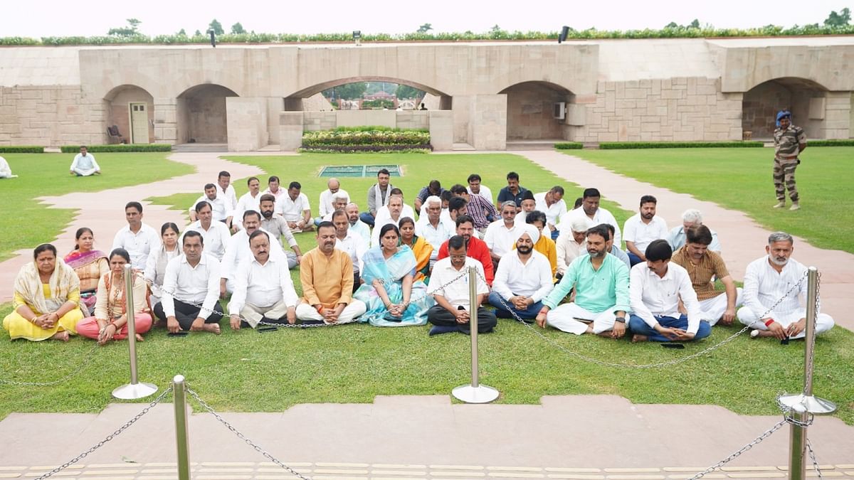 Arvind Kejriwal visits Raj Ghat, prays for the failure of BJP's 'Operation Lotus'
