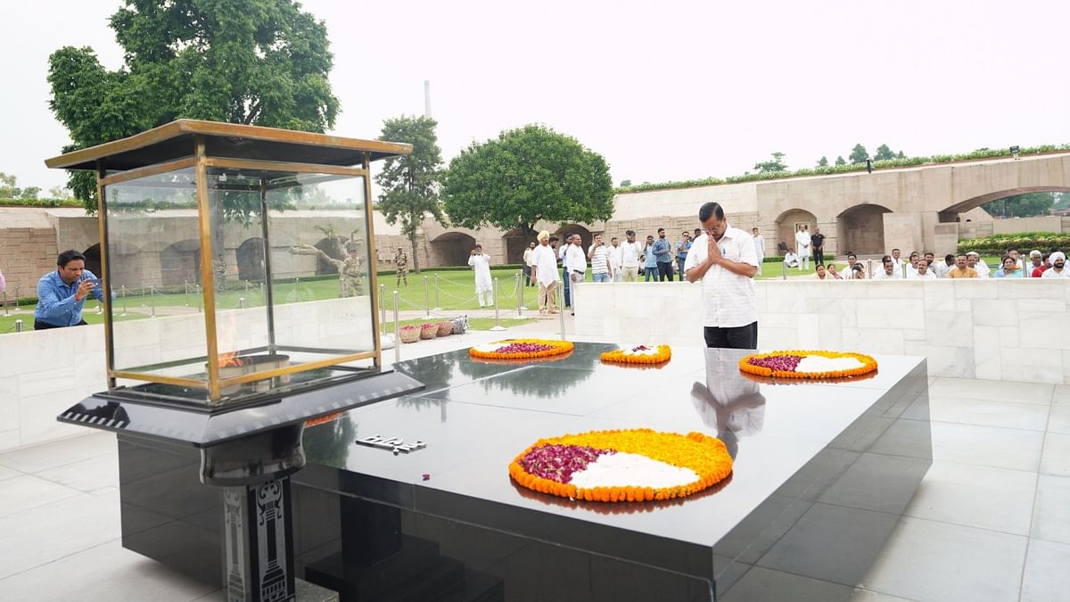 Arvind Kejriwal is seen offering prayers at Raj Ghat in New Delhi. Credit: Twitter/@ArvindKejriwal