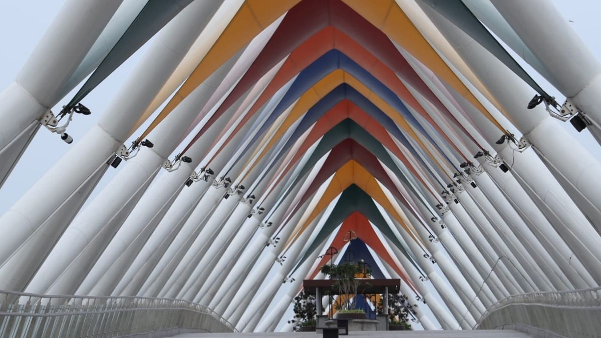 This iconic bridge, having an eye-catching design and LED lighting, is nearly 300 meters long and 14 meters wide in the middle and connects the flower garden on the western end of the riverfront and the upcoming arts and culture centre on the eastern end. Credit: Twitter/@narendramodi