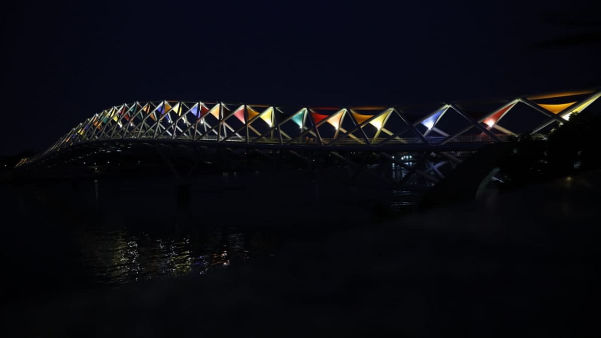 It has been built using 2,600 metric tonnes of steel pipes, while the roof is made up of colourful fabric, and the railing has been built with glass and stainless steel. Credit: Twitter/@narendramodi