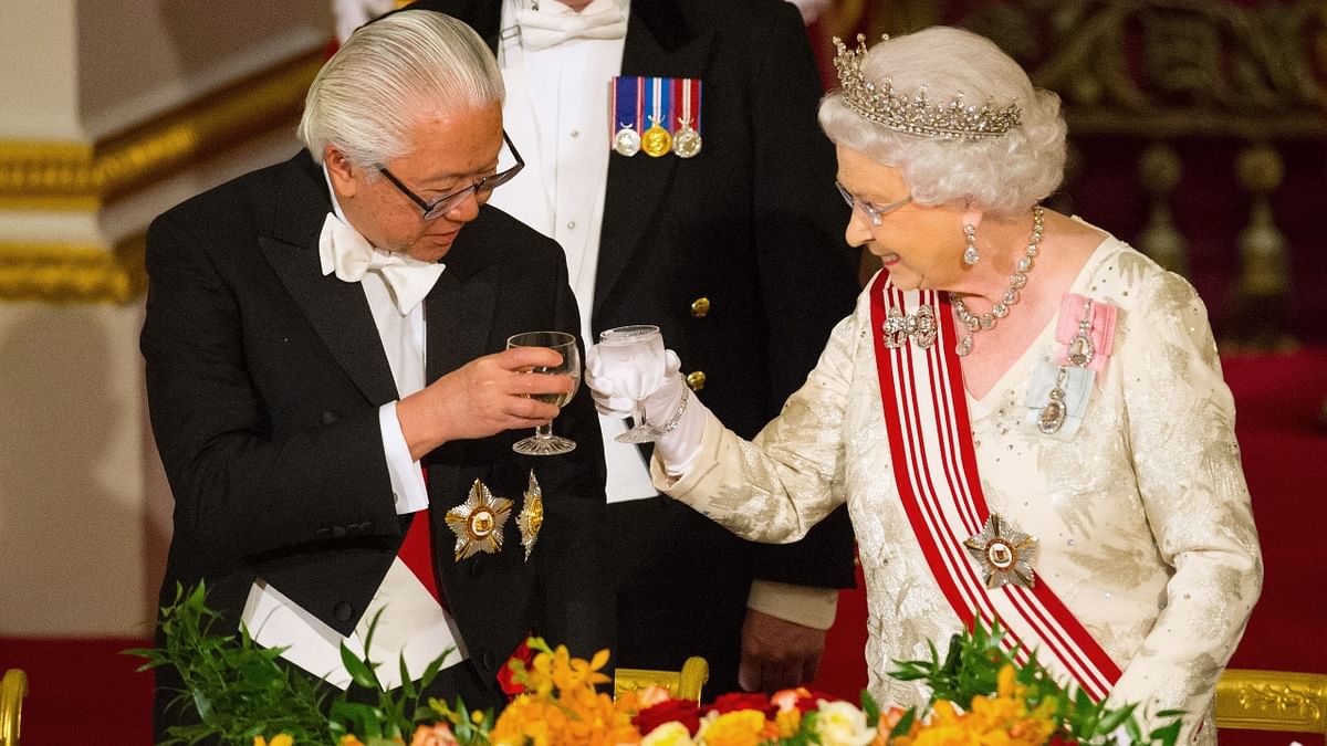 Queen Elizabeth II and Singapore's President Tony Tan Keng Yam make a toast during a state banquet at Buckingham Palace in central London in 2014. Credit: AFP Photo