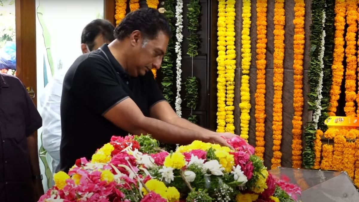 Prakash Raj pays floral tributes to Krishnam Raju. Credit: Special Arrangement
