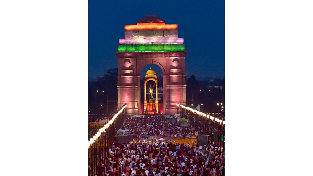 People visit the India Gate and the statue of Netaji Subhas Chandra Bose, at Kartavya Path in New Delhi. Credit: PTI Photo