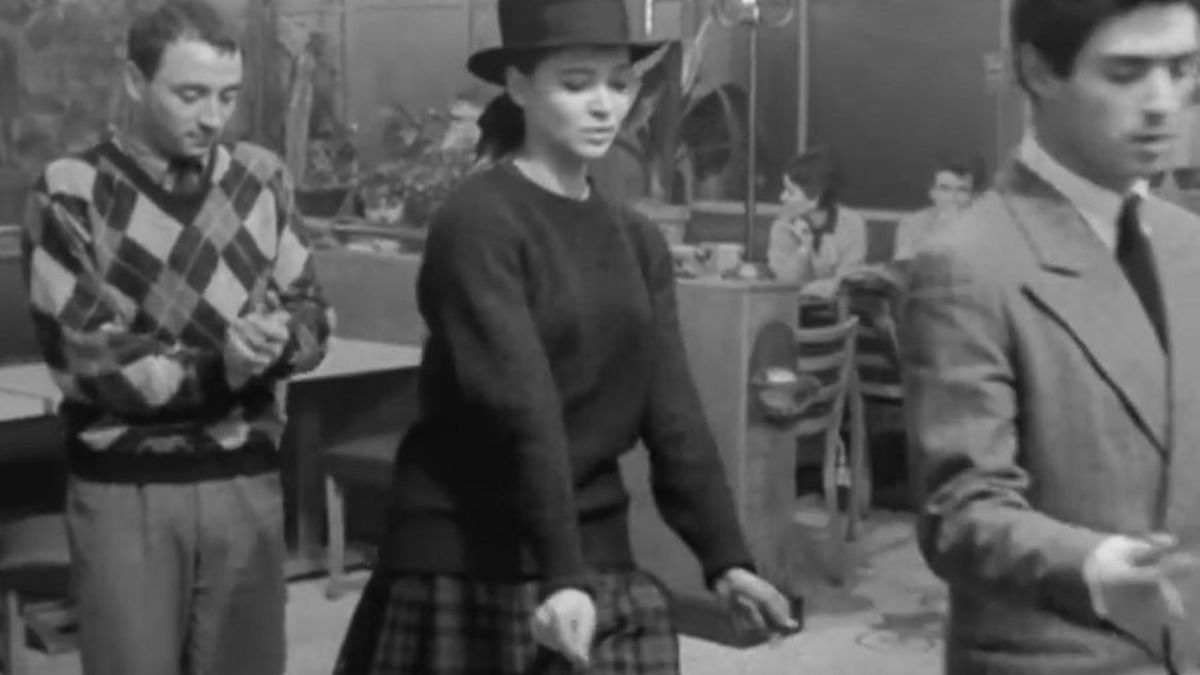 Bande a part (1965): Band of Outsiders is a charming and jazzy story about three youngsters who commit a robbery. This gangster genre movie became iconic not just in France but in America, too. Credit: Twitter/AAbdenur