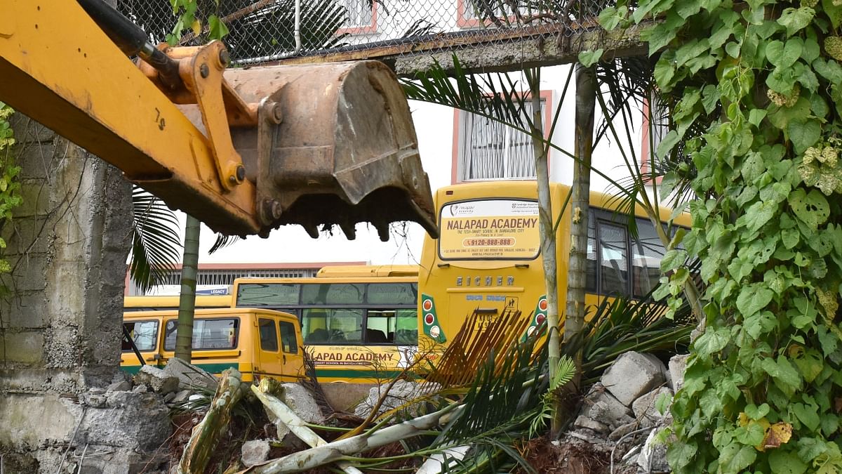 Under the jurisdiction of BBMP, the operation of clearing the encroachments of the Raj canal is actively going on and reportedly a total of 18 encroachments were cleared on September 13. Credit: B K Janardhan/ DH Photo