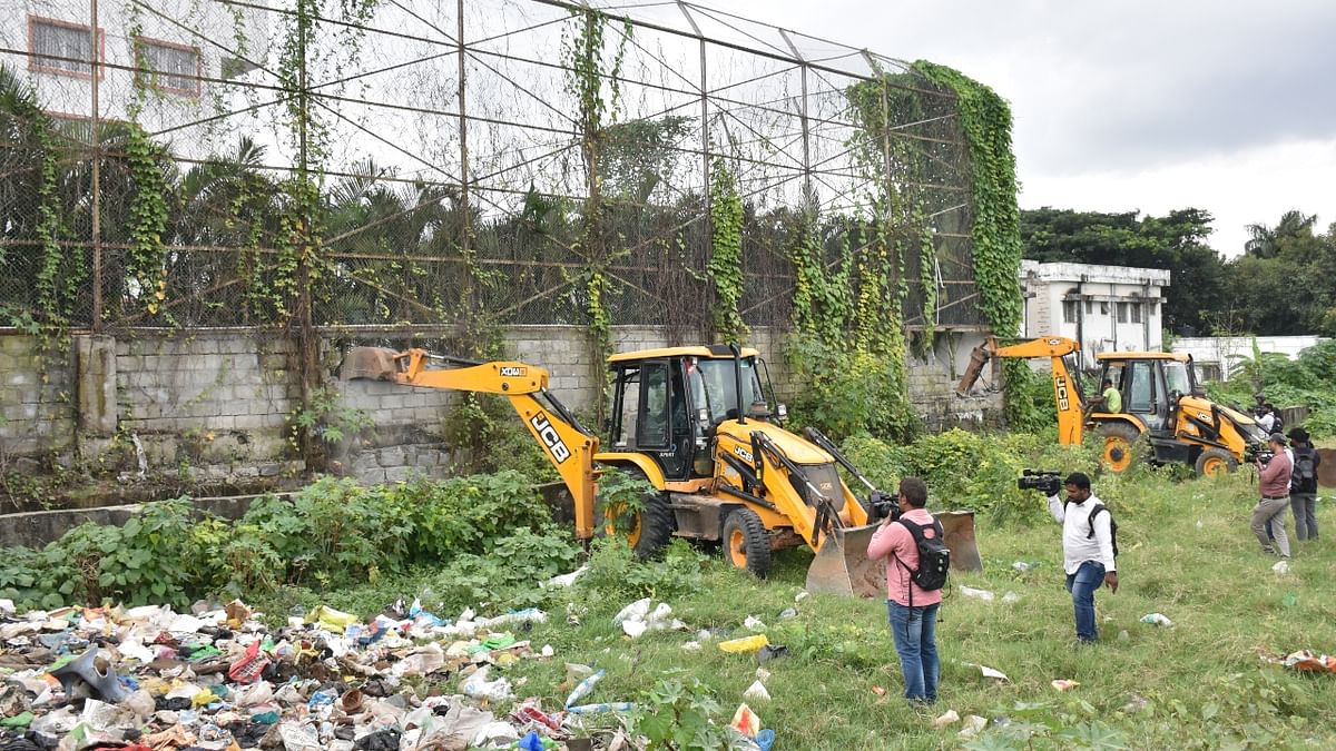 BBMP was in full action as they targeted different areas in the city and demolished the illegal portions. Credit: B K Janardhan/ DH Photo