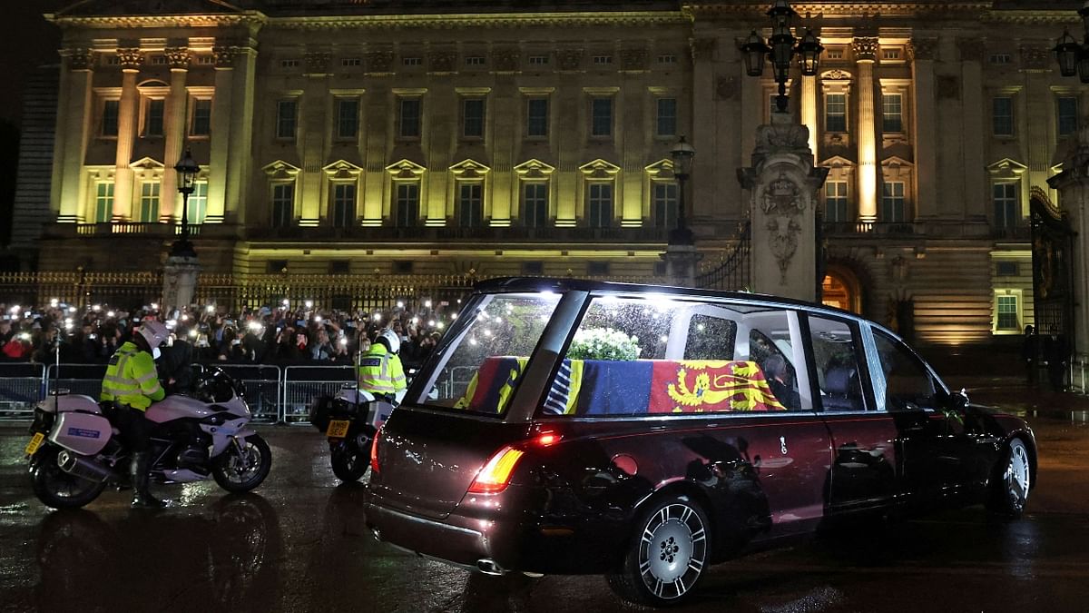 The coffin of Queen Elizabeth II arrives at Buckingham Palace in London. Credit: AFP Photo