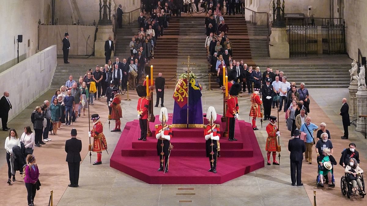 People pay their respects as the vigil begins around the coffin of Queen Elizabeth II in Westminster Hall, London. Credit: Reuters Photo