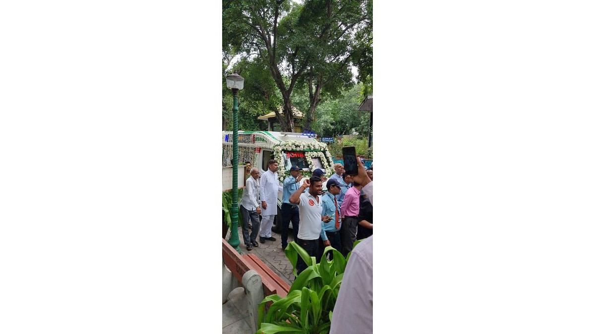 The ambulance carrying the mortal remains of Srivastava arriving at Nigambodh Ghat. Credit: Pallav Paliwal
