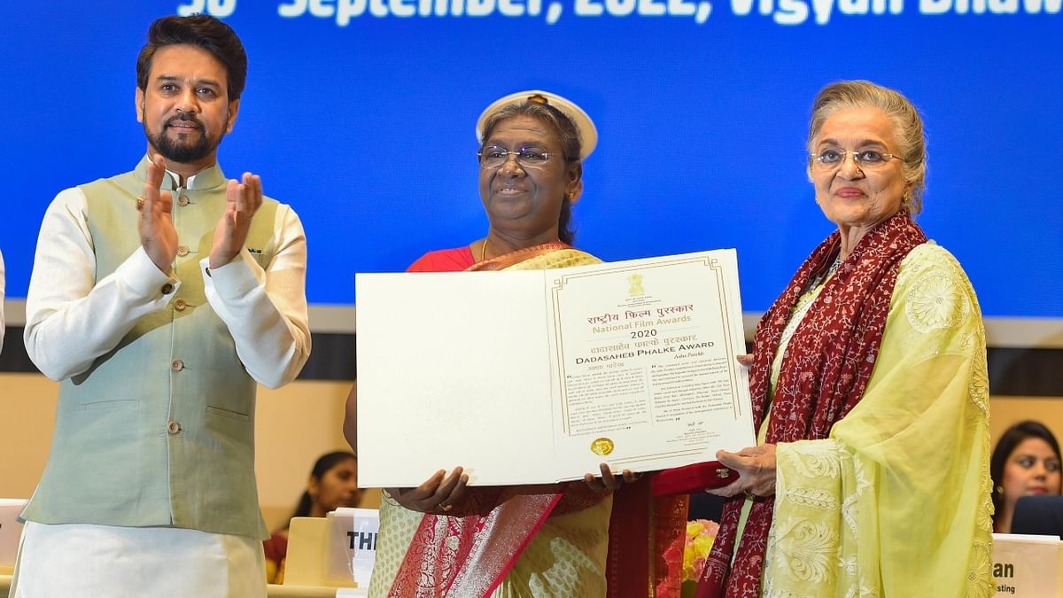 President Droupadi Murmu conferred cinema veteran Asha Parekh with the prestigious Dadasaheb Phalke Award at 68th National Film Awards ceremony in New Delhi. Credit: PTI Photo