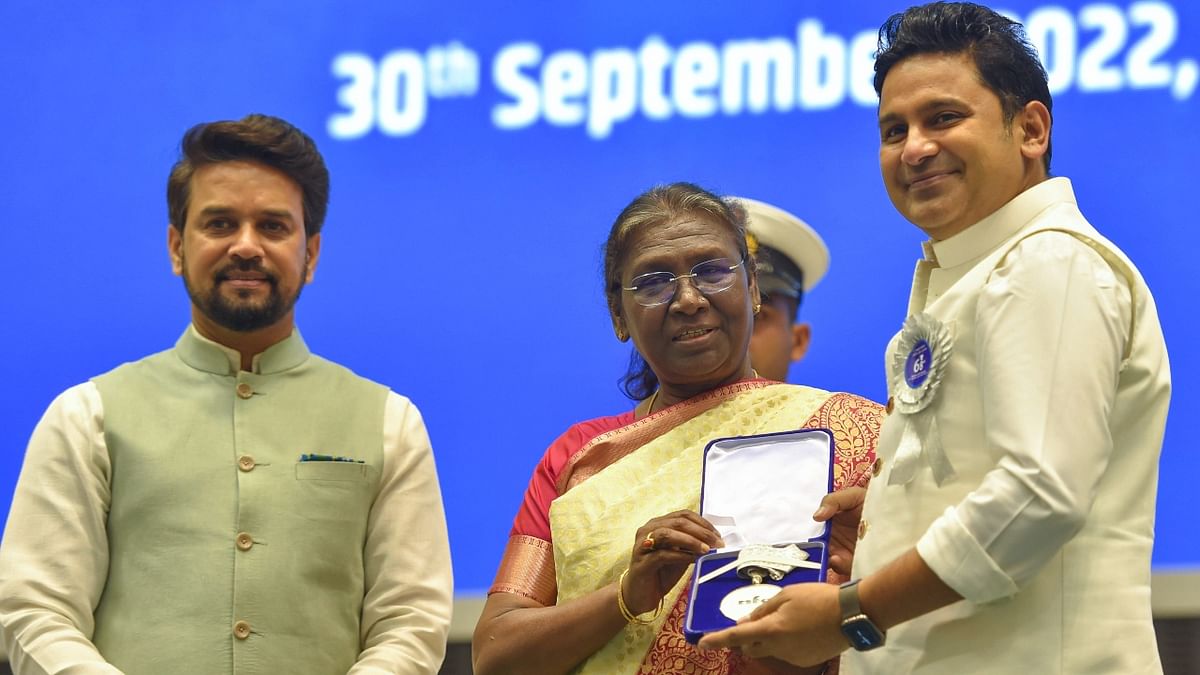 President Droupadi Murmu presents Best Lyrics Award to Manoj Muntashir. Credit: PTI Photo