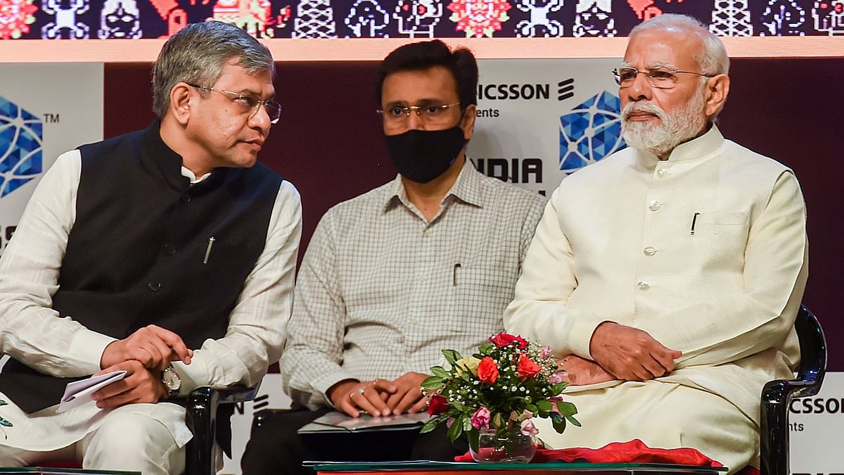 PM Modi with Union Minister for Communications and Electronics & Information Technology Ashwini Vaishnaw during the launch of 5G services in India at the 6th India Mobile Congress. Credit: PTI Photo