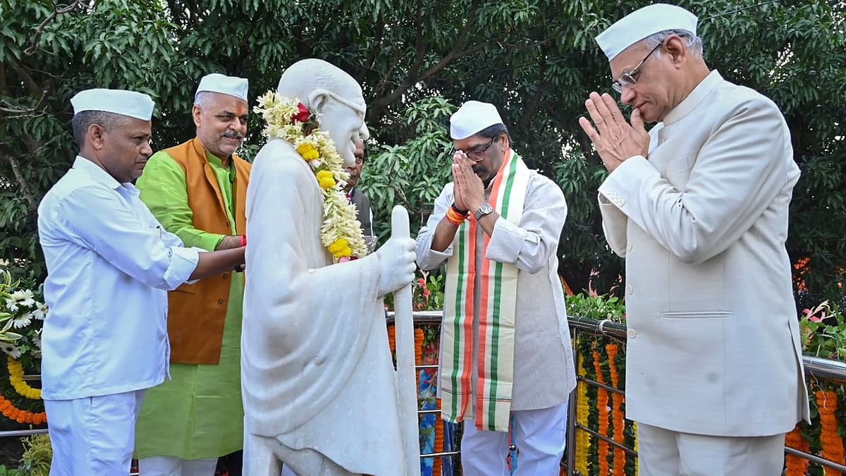 Jharkhand Governor Ramesh Bais with Chief Minister Hemant Soren pay homage to Mahatma Gandhi in Ranchi. Credit: Ranchi CMO