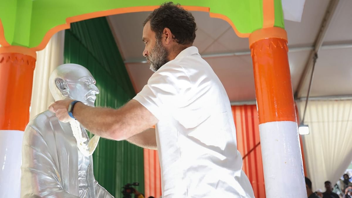 Congress leader Rahul Gandhi pays tribute to Mahatma Gandhi at Khadi Gramodyog, Badanavalu, Karnataka. Credit: INC