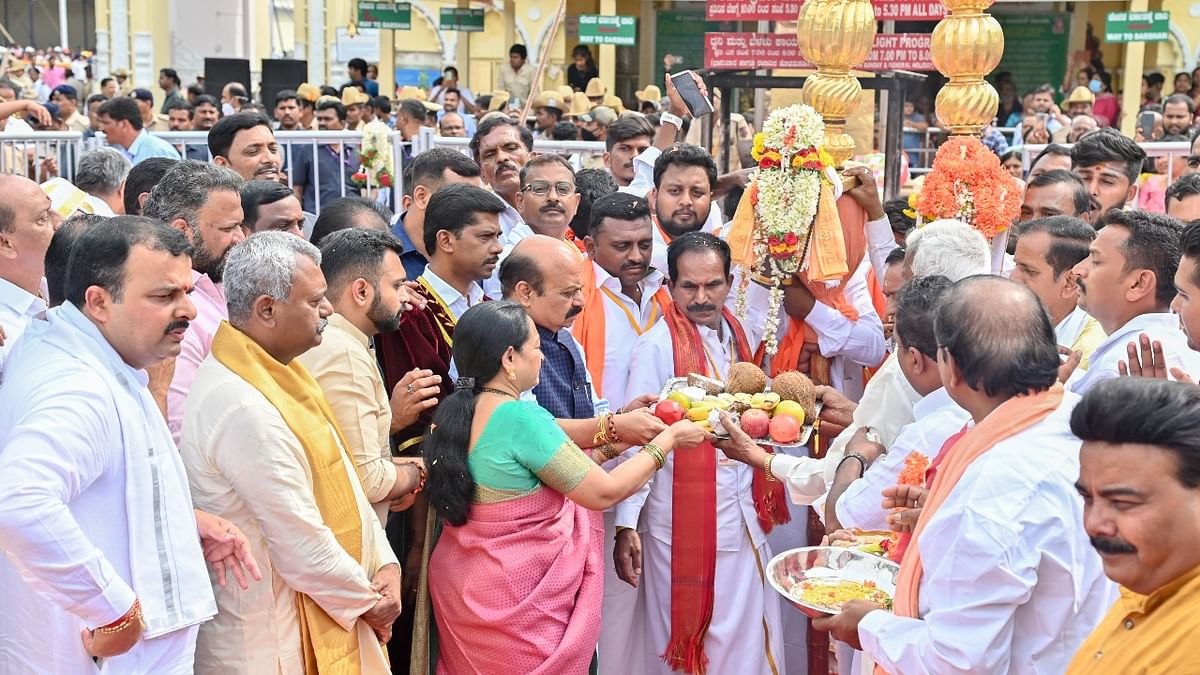 To mark the celebrations of the concluding day, Chief Minister Basavaraj Bommai performed Nandi Dhwaja Puja at the North Gate of the Mysuru Palace. Credit: DH Photo/Anup Ragh T