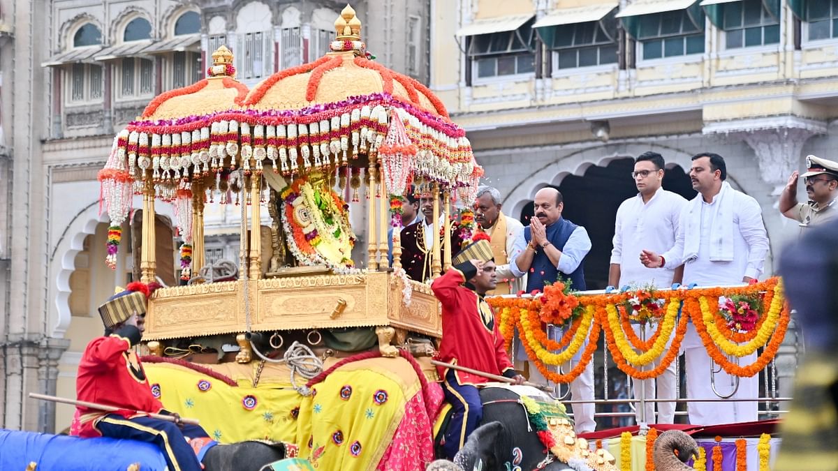 This year, 57-year-old elephant Abhimanyu carried the 750 kg golden idol of goddess Chamundeshwari. Credit: DH Photo/Anup Ragh T