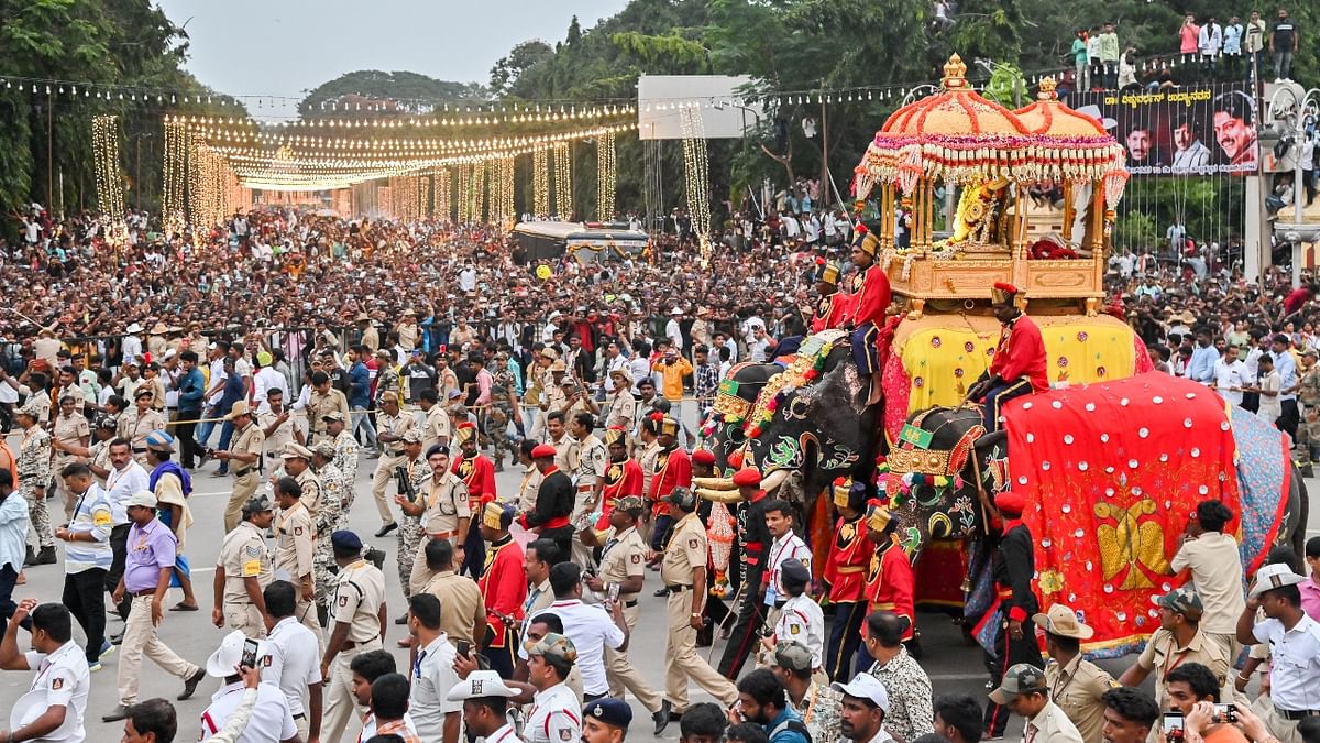 Thousands of people witnessed the 'Jamboo Savari', a march of a dozen caparisoned elephants led by 'Abhimanyu' carrying the idol of Goddess Chamundeshwari, the presiding deity of Mysuru royals on a 750 kg howdah or