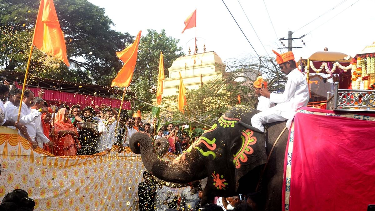 While the tradition of the Dasara procession continues to this day, kings no longer sit on howdah. Instead, the idol of the presiding deity of the Mysuru city, Goddess Chamundeshwari, is now taken in the howdah during procession. Credit: DH Photo