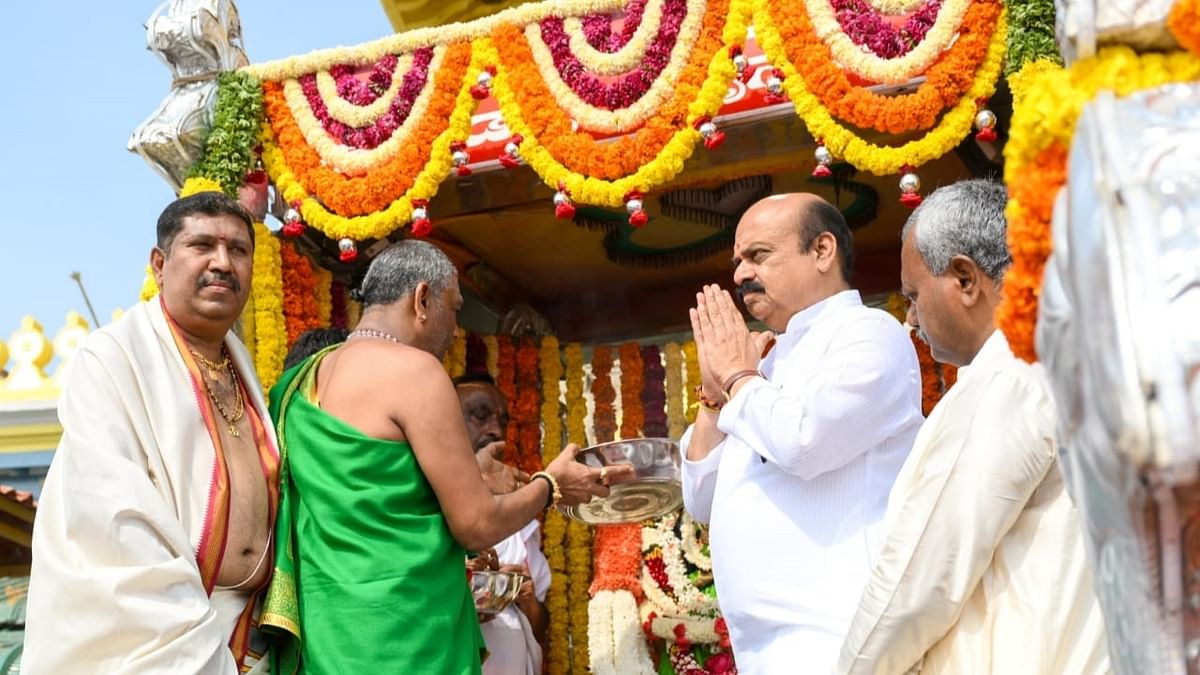 After offering pooja to Nandi Dhwaja, Bommai greeted the people on the occasion of Vijayadashami, and said he has prayed to the goddess for the prosperity of the state and welfare of its people. Credit: DH Photo