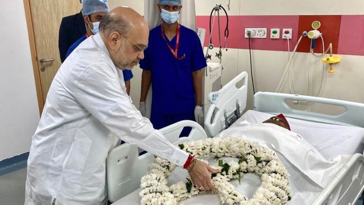 Union Home Minister Amit Shah rushed to Medanta hospital in Gurugram where Samajwadi Party founder Mulayam Singh Yadav passed away on Monday, and paid his tributes to him. Credit: Twitter/@AmitShah